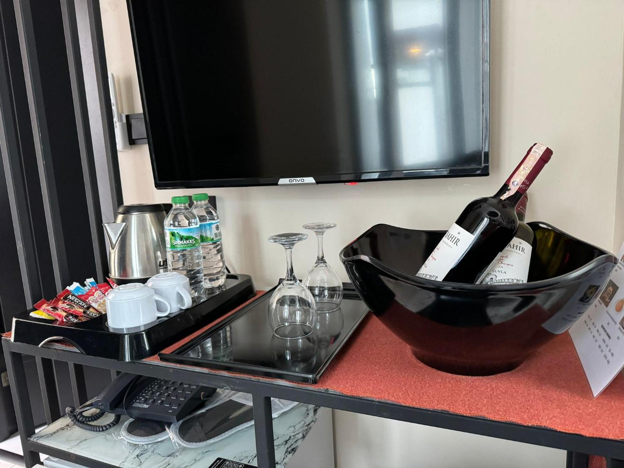 The Queen Airport Hotel-Round Trip Airport Service Arnavutkoy Exteriör bild