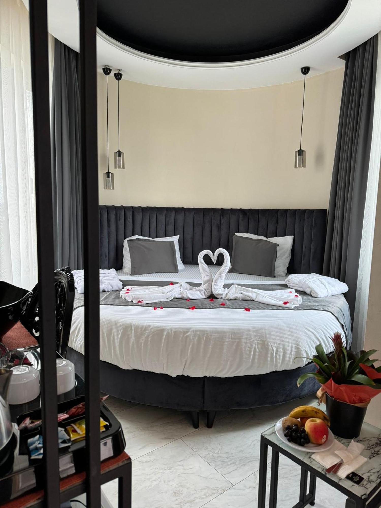 The Queen Airport Hotel-Round Trip Airport Service Arnavutkoy Exteriör bild