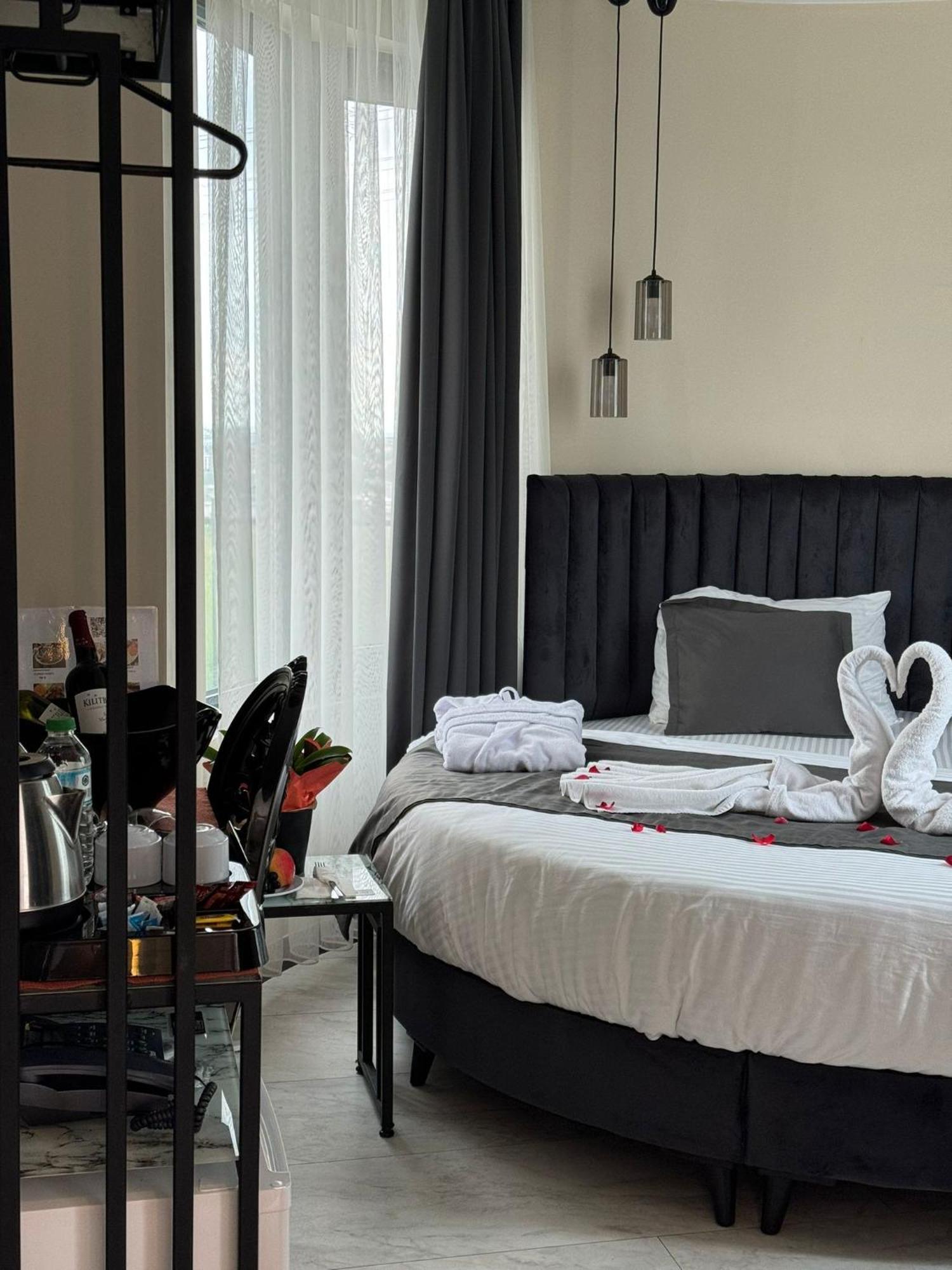 The Queen Airport Hotel-Round Trip Airport Service Arnavutkoy Exteriör bild