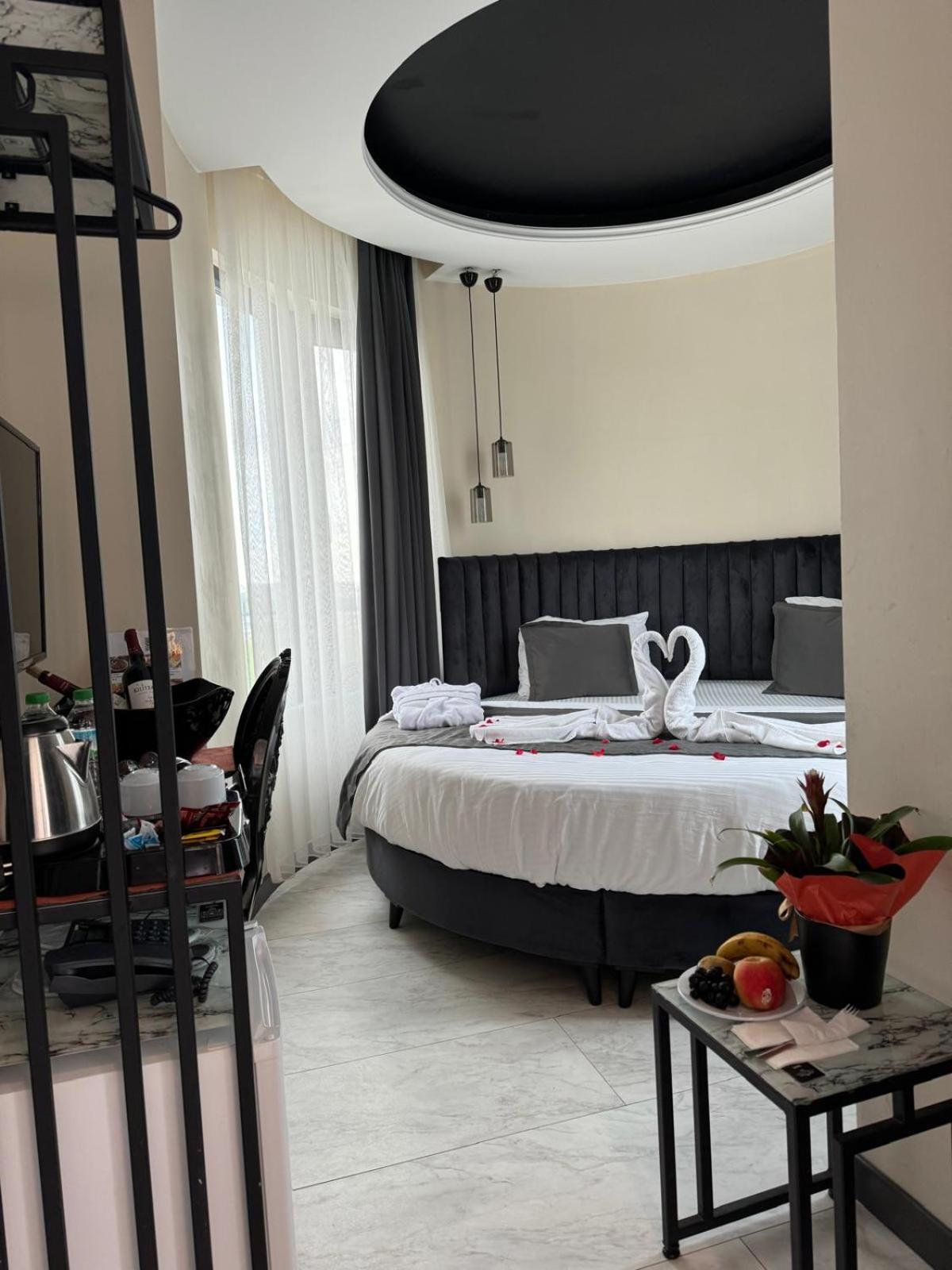 The Queen Airport Hotel-Round Trip Airport Service Arnavutkoy Exteriör bild